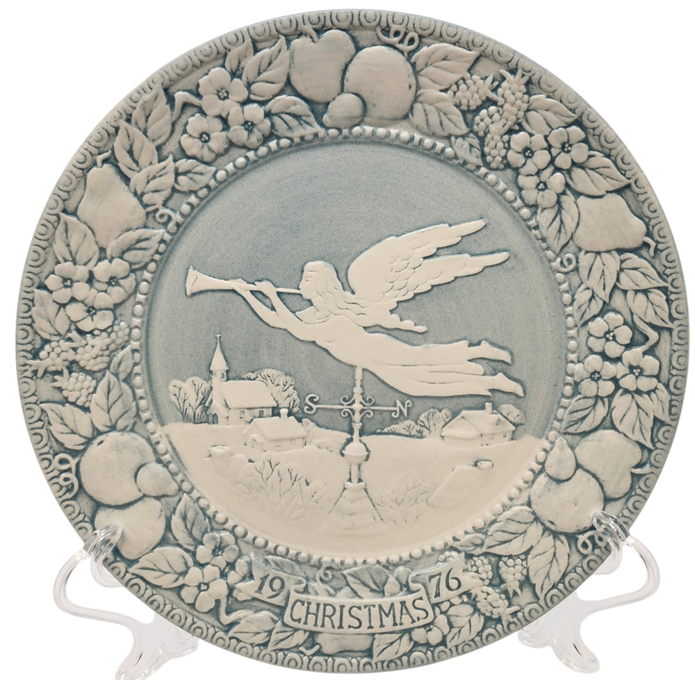 Vernon Ware Metlox 1976 Christ Plate "Hark The Herald Angels Sing" 6th in Series